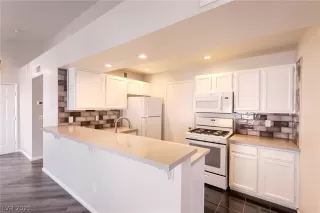 Photo #3: 2319356 Listing