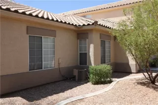 Photo #4: 2319701 Listing