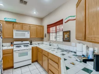 Photo #4: 2319702 Listing