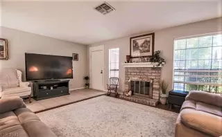 Photo #5: 2319852 Listing 