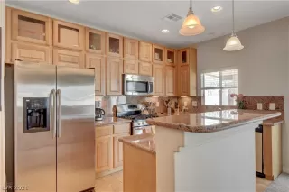 Photo #5: 2319947 Listing