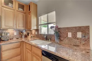 Photo #6: 2319947 Listing