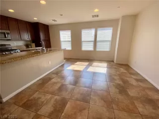 Photo #4: 2320058 Listing