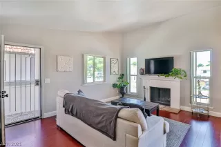 Photo #2: 2320092 Listing