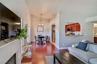 Photo #4: 2320092 Listing