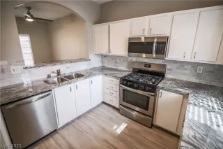 Photo #3: 2320105 Listing