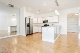 Photo #2: 2320114 Listing