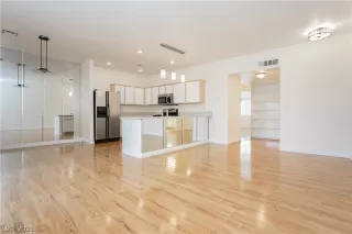 Photo #3: 2320114 Listing