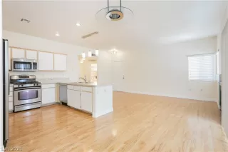 Photo #4: 2320114 Listing