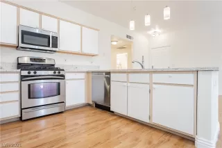 Photo #5: 2320114 Listing