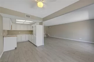 Photo #5: 2320122 Listing