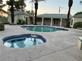 Photo #4: 2320340 Listing