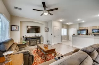 Photo #4: 2320360 Listing