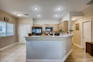 Photo #6: 2320360 Listing