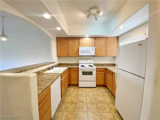 Photo #6: 2320386 Listing