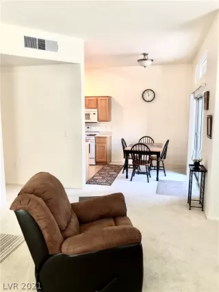 Photo #6: 2320401 Listing