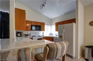 Photo #5: 2320466 Listing