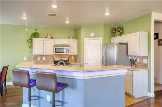 Photo #3: 2320498 Listing