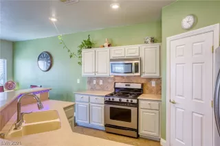 Photo #4: 2320498 Listing