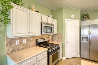 Photo #5: 2320498 Listing