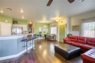 Photo #6: 2320498 Listing