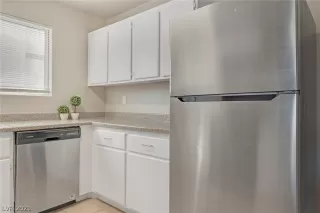 Photo #4: 2320535 Listing