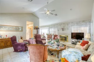 Photo #6: 2320618 Listing