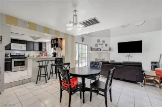 Photo #6: 2320701 Listing