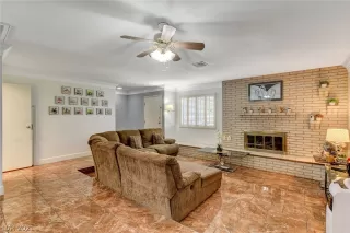 Photo #4: 2320808 Listing