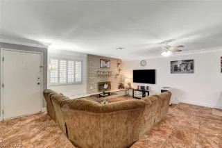 Photo #5: 2320808 Listing