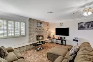 Photo #6: 2320808 Listing