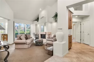 Photo #4: 2320844 Listing