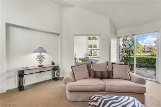 Photo #5: 2320844 Listing