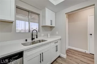 Photo #5: 2320857 Listing 