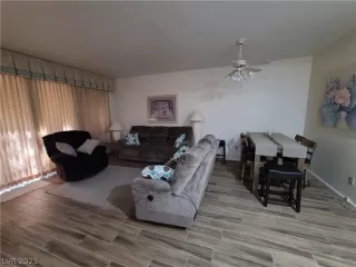 Photo #4: 2320862 Listing