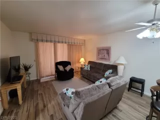 Photo #5: 2320862 Listing