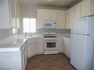 Photo #6: 2320890 Listing