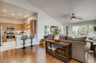 Photo #3: 2320916 Listing