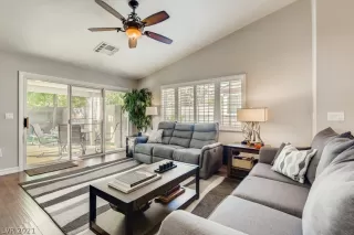 Photo #4: 2320916 Listing