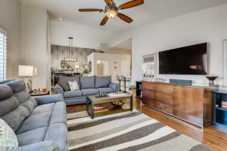 Photo #6: 2320916 Listing