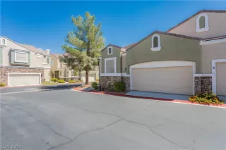 Photo #4: 2320923 Listing