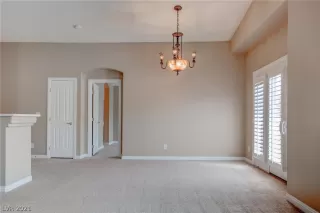 Photo #5: 2321033 Listing