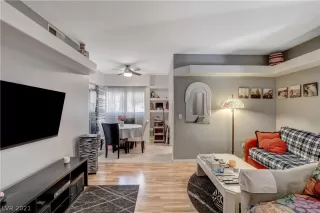 Photo #4: 2321423 Listing