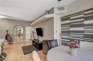 Photo #5: 2321423 Listing