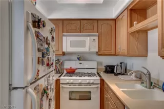 Photo #6: 2321423 Listing