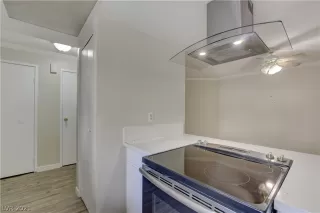 Photo #6: 2321426 Listing