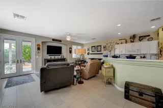 Photo #3: 2321440 Listing