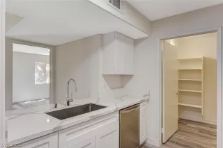 Photo #2: 2321451 Listing