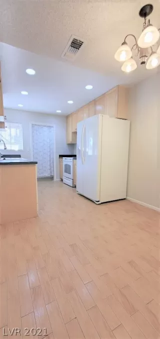 Photo #5: 2321841 Listing 