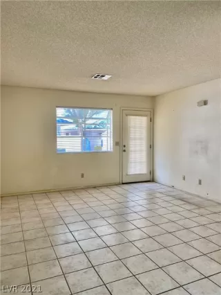 Photo #5: 2322040 Listing